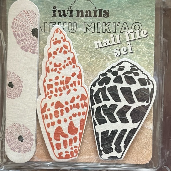 Beachly box winter 2023 items - nail file set, body scrub and keychain. - Picture 4 of 4